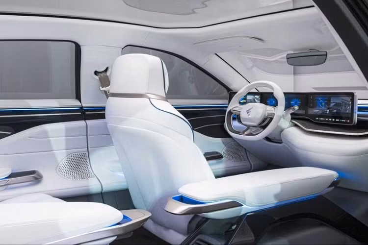 Thiết kế bên ngoài của Foxconn Model E trông rất nổi bật, với "bề mặt thông minh" ở phía trước và phía sau và cả trên cửa. Những chi tiết này cho phép mẫu xe điện tân tiến tương tác với môi trường xung quanh, hiển thị câu nói "Xin chào" hoặc chỉ đường cho người đi xe đạp.