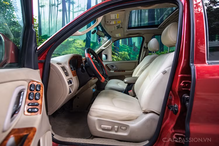 Trở lại nhân vật chính, chiếc Escape 2006 được mua lại có odo là 145.000 km nhưng xe vẫn còn khá liền lạc. Chóa đèn pha bị ố vàng theo thời gian. Phần thân vỏ và cản trước/sau của xe có khá nhiều chỗ trầy, móp, bể,... các chi tiết hư hỏng này không quá quan ngại. Mua xe cũ, các bạn cần chú ý phần khung xương của xe và động cơ chưa bị tại nạn nặng hoặc bung máy để đảm bảo chiếc xe vận hành ổn định nhất; còn các vết trầy, xước thì không đáng bận tâm.