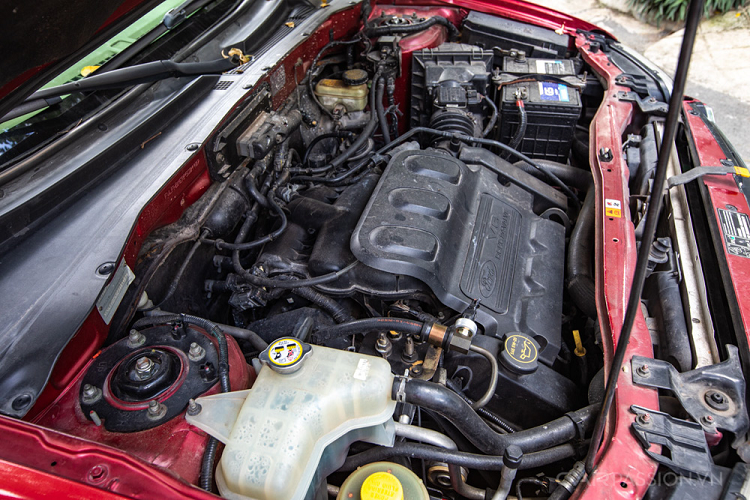 Đặc biệt, 2 ghế trước được thay bằng ghế chỉnh điện của Lexus cho cảm giác ngồi rộng rãi và êm ái hơn. Điều này giúp đi đường xa đỡ mỏi mệt hơn. Đồng hồ nguyên bản vẫn hoạt động ổn định. Cụm cần số được bố trí phía sau vô-lăng, vừa tăng diện tích để đồ ở bệ tỳ tay vừa phản phất đúng cái chất xe Mỹ một thời. Tuy nhiên, đến năm 2008, Ford đã dời cần số về lại bệ tỳ tay như các xe ngày nay.