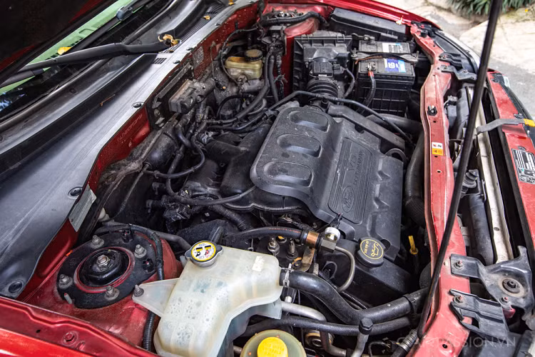 Đặc biệt, 2 ghế trước được thay bằng ghế chỉnh điện của Lexus cho cảm giác ngồi rộng rãi và êm ái hơn. Điều này giúp đi đường xa đỡ mỏi mệt hơn. Đồng hồ nguyên bản vẫn hoạt động ổn định. Cụm cần số được bố trí phía sau vô-lăng, vừa tăng diện tích để đồ ở bệ tỳ tay vừa phản phất đúng cái chất xe Mỹ một thời. Tuy nhiên, đến năm 2008, Ford đã dời cần số về lại bệ tỳ tay như các xe ngày nay.