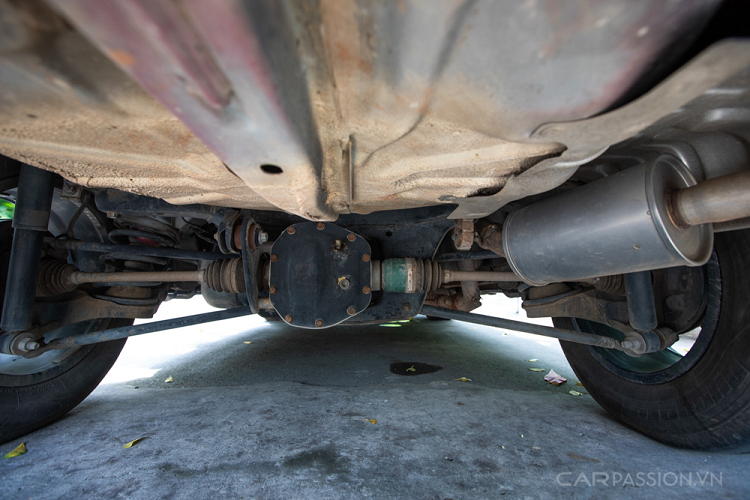 Chủ cũ đã nâng cấp hệ thống giải trí với màn hình Android của Zestech và 8 loa cánh cửa cùng 1 sub gầm ghế cho chất lượng âm thanh khá tốt. Đây là có thể nói món "hời" khi mua xe cũ. Tại Việt Nam, Ford Escape có 3 tùy chọn dung tích động cơ xăng là 2.0L bản số sàn, 2.3 bản số tự động 2 cầu, 3.0 V6 số tự động 2 cầu. Chiếc xe trong bài là bản 3.0 V6 2006 với công suất gần 200 mã lực.