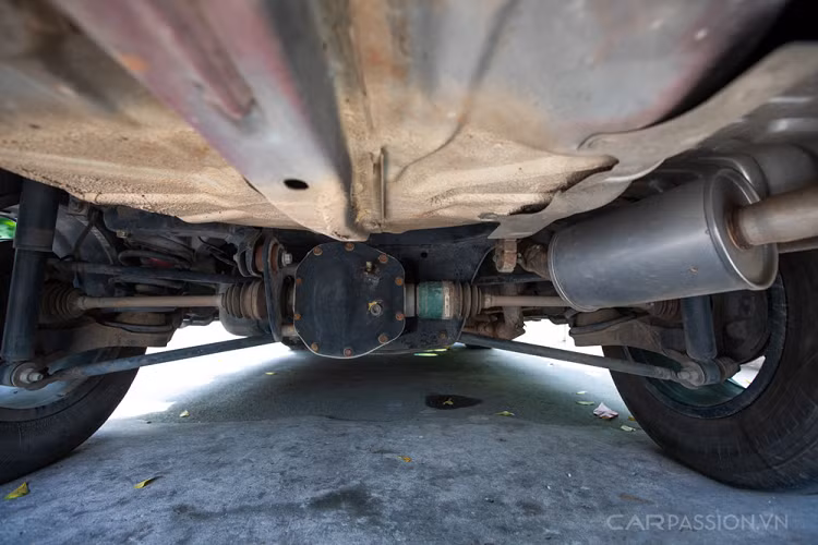 Chủ cũ đã nâng cấp hệ thống giải trí với màn hình Android của Zestech và 8 loa cánh cửa cùng 1 sub gầm ghế cho chất lượng âm thanh khá tốt. Đây là có thể nói món "hời" khi mua xe cũ. Tại Việt Nam, Ford Escape có 3 tùy chọn dung tích động cơ xăng là 2.0L bản số sàn, 2.3 bản số tự động 2 cầu, 3.0 V6 số tự động 2 cầu. Chiếc xe trong bài là bản 3.0 V6 2006 với công suất gần 200 mã lực.