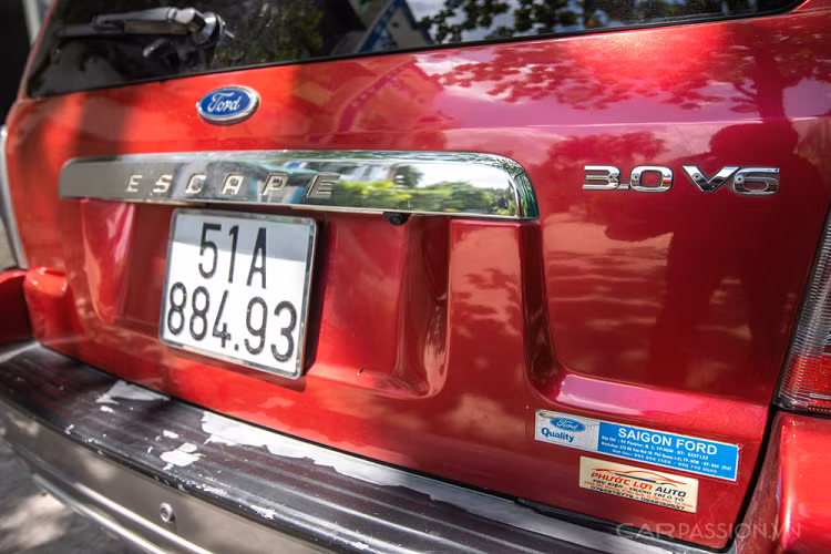 Chiếc Escape đầu tiên ra mắt vào năm 2001, Escape sản xuất năm 2003-2005 được xem là chiếc xe "vàng" trong dòng SUV cỡ nhỏ tại Việt Nam và được rất nhiều doanh nhân trẻ ưa chuộng. Ngày đó Escape không chỉ là chiếc xe mà nó còn là một cái thước đo cho thành đạt. Những người chơi Escape thường gọi vui là xe dành cho đại gia hạng vừa còn Land Cruiser dành cho đại gia thực thụ.