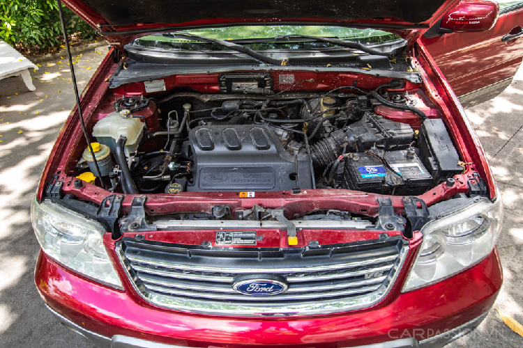 Riêng phần cảm biến lùi có chút trục trặc nên đã cắt bỏ và thay bằng camera lùi. Trên nóc xe có sẵn gá để đồ, tiện dụng cho các chuyến hành trình đi chơi xa cùng gia đình. Sau 15 năm, đánh giá nội thất Ford Escape XLT 3.0 V6 vẫn được giữ gìn tốt. Các chi tiết nhựa còn cứng cáp và bộ ghế da nguyên bản được chủ cũ bọc mới với tông màu sáng giúp xe nhìn sạch sẽ. Các chi tiết ốp giả gỗ cũng còn mới, dàn tapi của xe được làm bằng nhựa và bề mặt làm họa tiết giống như da cho cảm giác sang trọng.