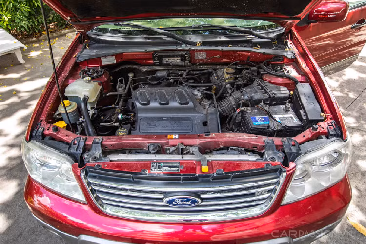 Riêng phần cảm biến lùi có chút trục trặc nên đã cắt bỏ và thay bằng camera lùi. Trên nóc xe có sẵn gá để đồ, tiện dụng cho các chuyến hành trình đi chơi xa cùng gia đình. Sau 15 năm, đánh giá nội thất Ford Escape XLT 3.0 V6 vẫn được giữ gìn tốt. Các chi tiết nhựa còn cứng cáp và bộ ghế da nguyên bản được chủ cũ bọc mới với tông màu sáng giúp xe nhìn sạch sẽ. Các chi tiết ốp giả gỗ cũng còn mới, dàn tapi của xe được làm bằng nhựa và bề mặt làm họa tiết giống như da cho cảm giác sang trọng.