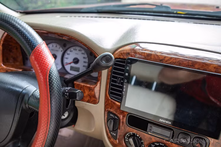 Ai cũng thừa nhận Escape là xe đẹp, bởi nó dung hòa được nét mạnh mẽ của xe thể thao, vừa gọn gàng cho chiếc xe đô thị, vừa có gầm cao dễ dàng di chuyển trong nhiều địa hình. Cách thiết kế Escape ngày trước không quá ẻo lả như ngày nay chính là yếu tố giúp chiếc xe bền dáng sau thời gian dài.