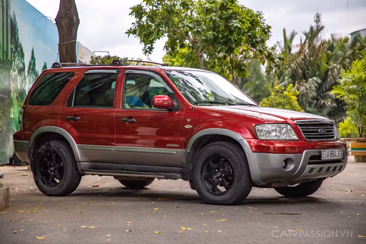 Trong tầm giá 200 triệu đồng, cần tìm một chiếc xe che nắng và che mưa không phải là khó. Tuy nhiên, với tiêu chí xe 2 cầu, gầm cao, số tự động, cửa sổ trời, động cơ bền bỉ, có thể đi du lịch dã ngoại cuối tuần và off road nhẹ,... thì chỉ có Ford Escape đời cũ là phù hợp nhất.