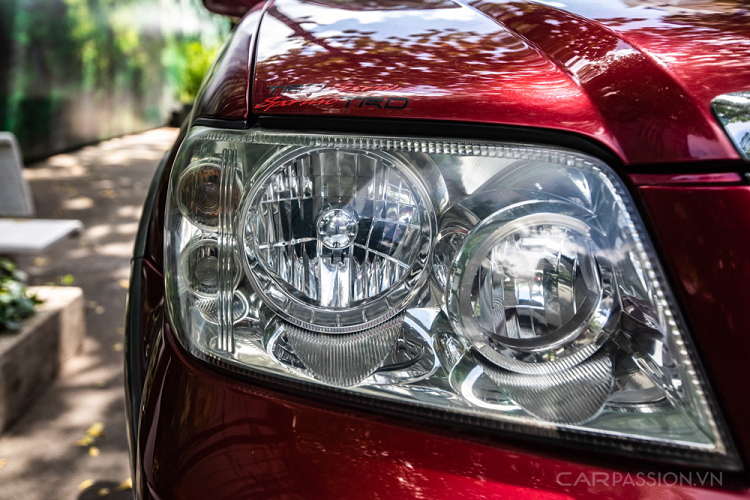 Chiếc xe trong bài đánh giá Ford Escape XLT 3.0 V6 4x4 sản xuất năm 2006, đến nay đã 15 tuổi, được mua với giá 200 triệu đồng. Trên thị trường giá xe Ford Escape cũ hiện tại đang dao động từ 150-350 triệu đồng, tùy vào năm sản xuất và chất lượng xe.