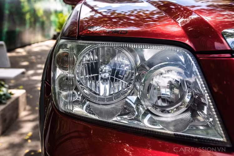 Chiếc xe trong bài đánh giá Ford Escape XLT 3.0 V6 4x4 sản xuất năm 2006, đến nay đã 15 tuổi, được mua với giá 200 triệu đồng. Trên thị trường giá xe Ford Escape cũ hiện tại đang dao động từ 150-350 triệu đồng, tùy vào năm sản xuất và chất lượng xe.