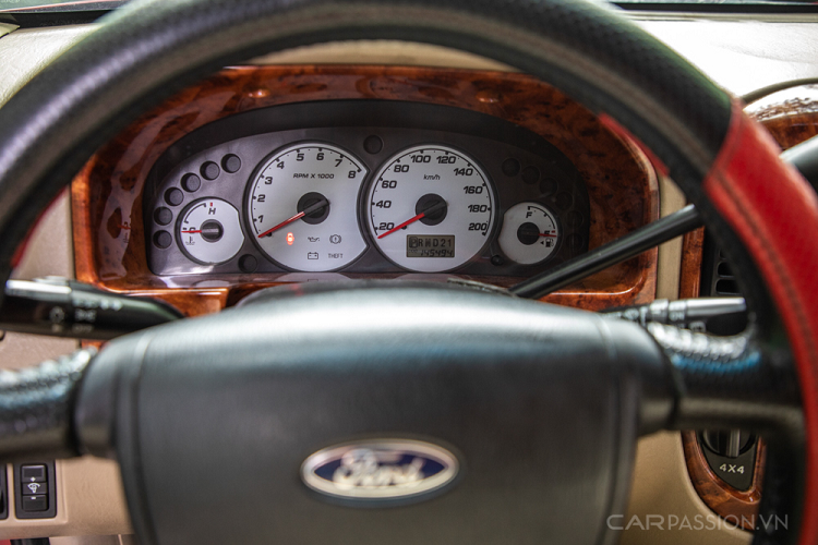 Hệ thống điều hòa 1 vùng, nên đôi lúc nếu đi dưới trời nắng gắt hàng ghế thứ 2 sẽ cảm thấy khá là nóng. Cửa sổ trời của xe vẫn còn hoạt động ổn định. Hàng ghế thứ 2 trang bị bệ tỳ tay và có tư thế ngồi rộng rãi cùng độ ngã ghế, mang đến sự thoải mái cho hành trình dài.