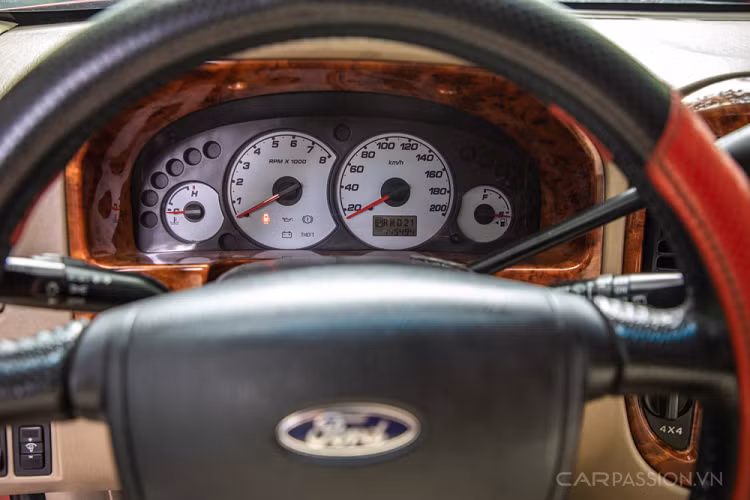 Hệ thống điều hòa 1 vùng, nên đôi lúc nếu đi dưới trời nắng gắt hàng ghế thứ 2 sẽ cảm thấy khá là nóng. Cửa sổ trời của xe vẫn còn hoạt động ổn định. Hàng ghế thứ 2 trang bị bệ tỳ tay và có tư thế ngồi rộng rãi cùng độ ngã ghế, mang đến sự thoải mái cho hành trình dài.