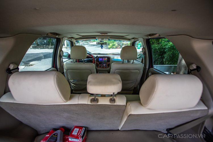 Đánh giá sơ bộ, động cơ vẫn còn tốt, tiếng máy nổ êm, khoang máy sạch sẽ, mỗi cú thốc ga xe tăng tốc tốt. Tuy nhiên, trên bảng đồng hồ báo đèn lỗi động cơ, lâu lâu tua máy có rơi tự do (hiện tượng mất máy) nên khi chạy cũng hơi lo. Dù đang có "bệnh", nhưng khả năng tăng tốc của Escape ở dả i tốc độ từ 0-60 km/h và 80-100 km/h rất êm, tăng ga động cơ đáp ứng tức thì.