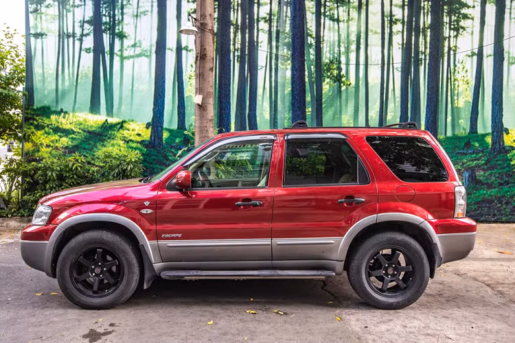 Tại thị trường Việt Nam, Escape có thể nói là mẫu SUV cỡ nhỏ được nhiều người Việt yêu thích. Thế nhưng trong quá trình sử dụng, Escape bị phàn nàn về các lỗi hư hỏng vặt và định kiến hao xăng. Để chia sẻ, tư vấn đánh giá Ford Escape chuẩn xác nhất, mình đã quyết định tìm mua 1 chiếc Escape XLT 3.0 V6 để thực hiện bài đánh giá.