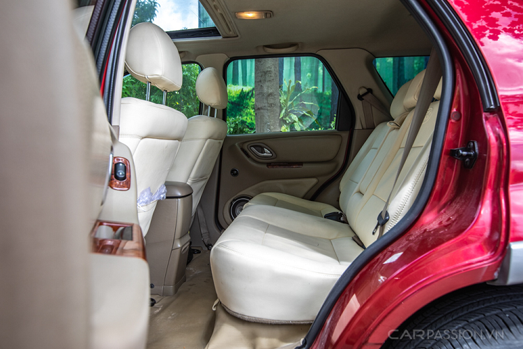 Để tăng tính hầm hố, xe đã nâng cấp lên bộ mâm 17 inch kiểu dáng như của hãng Ray, giúp xe đẹp và nhìn cứng cáp hơn và cũng khiến những lần đăng kiểm tốn kém hơn. Có thể mình sẽ về lại bánh zin để đỡ phiền toái về sau và thanh lý bộ mâm này để sắm bộ vỏ mới hoặc độ dàn đèn pha cùng bộ đèn gầm nhằm cải thiện ánh sáng.