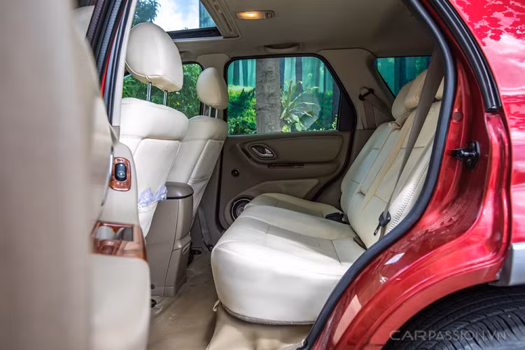 Để tăng tính hầm hố, xe đã nâng cấp lên bộ mâm 17 inch kiểu dáng như của hãng Ray, giúp xe đẹp và nhìn cứng cáp hơn và cũng khiến những lần đăng kiểm tốn kém hơn. Có thể mình sẽ về lại bánh zin để đỡ phiền toái về sau và thanh lý bộ mâm này để sắm bộ vỏ mới hoặc độ dàn đèn pha cùng bộ đèn gầm nhằm cải thiện ánh sáng.