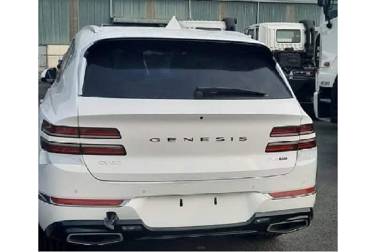 Màn hình cảm ứng trung tâm kích thước 14,5 inch tích hợp hệ thống thông tin giải trí và hỗ trợ đa kết nối, cửa sổ trời toàn cảnh, chìa khóa kỹ thuật số (NFC) hay dàn âm thanh Lexicon Premium với 21 loa, điều hoà tự động 3 vùng độc lập,…