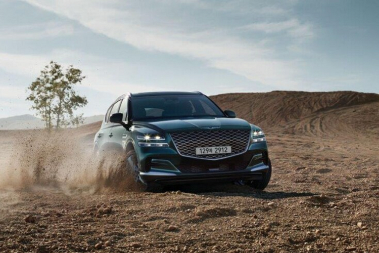 Xe có lưới tản nhiệt hình kim cương cỡ lớn trung tâm (hãng gọi là "Crest"). Nó làm nổi bật hơn những đường gân nắp ca pô và logo Genesis ở giữa. Cân bằng cho thiết kế này chính là 2 dải LED song song trên cụm đèn. Ở phía sau, cụm đèn hậu có kiểu dáng tương tự như đèn pha. Tuỳ thuộc vào phiên bản, bản cao cấp nhất của GV80 sở hữu “dàn chân” lắp bộ mâm kích thước lên đến 22 inch.