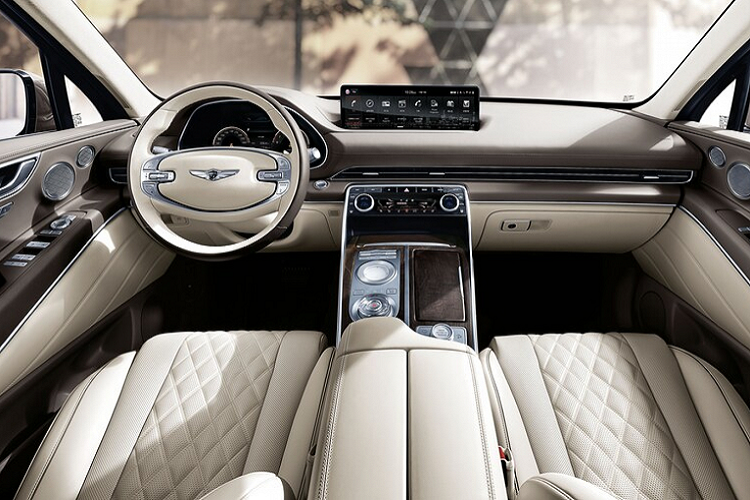 Nội thất GV80 2021 được thiết kế sang trọng và sử dụng nhiều vật liệu Da Nappa và Gỗ cao cấp. Vô lăng xe thiết kế hai chấu bọc da, trang bị cụm đồng hồ hỗ trợ lái kỹ thuật số 12,3 inch.