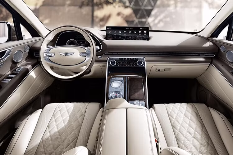 Nội thất GV80 2021 được thiết kế sang trọng và sử dụng nhiều vật liệu Da Nappa và Gỗ cao cấp. Vô lăng xe thiết kế hai chấu bọc da, trang bị cụm đồng hồ hỗ trợ lái kỹ thuật số 12,3 inch.