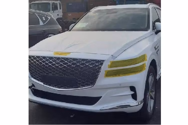 Genesis GV80 2021 còn sở hữu trang bị đầy đủ các công nghệ an toàn và hỗ trợ lái mới nhất của hãng như 10 túi khí (Tiêu chuẩn), loạt các hệ thống như điều khiển hành trình thích ứng thông minh, hỗ trợ phòng tránh va chạm trước/sau, cảnh báo điềm mù,…