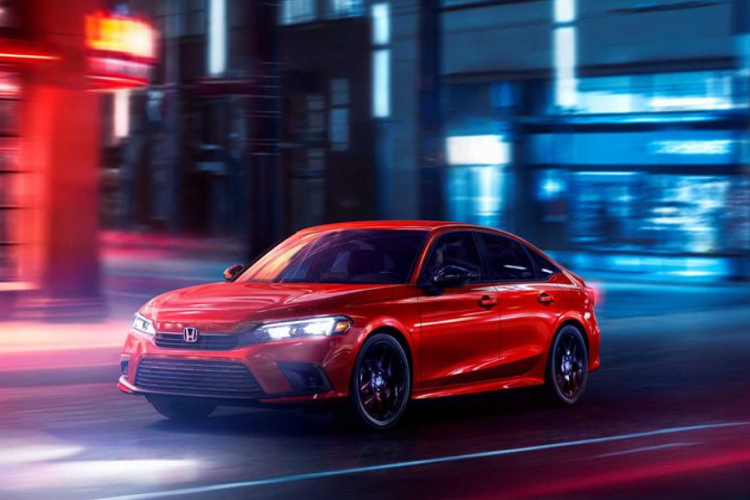 Như đã chia sẻ ở trên, Honda Civic 2022 hoàn toàn mới là phiên bản sở hữu nhiều công nghệ cao đáng để trải nghiệm nhất trong lịch sử gần 50 năm của dòng xe Civic, xe được trang bị màn hình thông tin giải trí 7 inch hiện diện giữa trung tâm bảng táp-lô (bản cao cấp có màn hình 9 inch). Sau tay lái là màn hình hiển thị thông số với kích thước 10,2 inch. Các kết nối Apple CarPlay và Android Auto không dây đều là tiêu chuẩn cho xe, kèm theo cả sạc không dây chuẩn Qi cho smartphone.