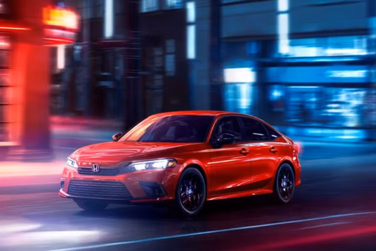 Như đã chia sẻ ở trên, Honda Civic 2022 hoàn toàn mới là phiên bản sở hữu nhiều công nghệ cao đáng để trải nghiệm nhất trong lịch sử gần 50 năm của dòng xe Civic, xe được trang bị màn hình thông tin giải trí 7 inch hiện diện giữa trung tâm bảng táp-lô (bản cao cấp có màn hình 9 inch). Sau tay lái là màn hình hiển thị thông số với kích thước 10,2 inch. Các kết nối Apple CarPlay và Android Auto không dây đều là tiêu chuẩn cho xe, kèm theo cả sạc không dây chuẩn Qi cho smartphone.