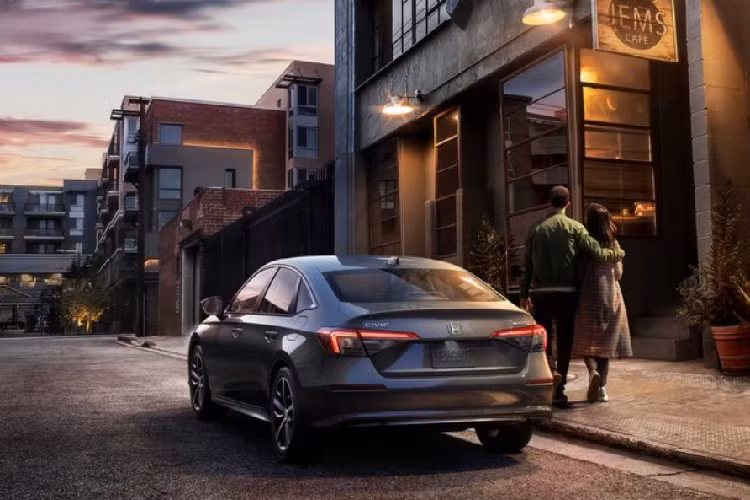 Đáng chú ý, Civic Sedan mới sở hữu khuôn mặt trưởng thành và gọn gàng hơn, nhờ việc loại bỏ thanh lưới tản nhiệt toàn chiều rộng “Solid Wing Face”. Xe được trang bị cụm đèn pha LED sắc sảo đi kèm đèn ngày hình chữ L mới. Cản trước cũng được gọt giũa và tích hợp thêm đèn sương mù ở hai bên góc.