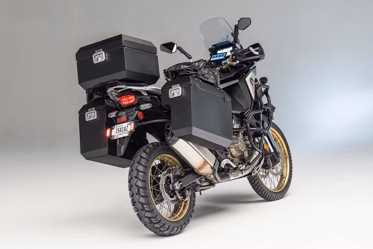 Ngoài các nâng cấp kể trên, xe vẫn sử dụng động cơ xylanh đôi, dung tích 1.084cc, làm mát bằng dung dịch, sản sinh công suất 101 mã lực tại tua máy 7.500 vòng/phút và mômen xoắn cực đại 105 Nm tại tua máy 6.250 vòng/phút. Đi kèm là hộp số ly hợp kép DCT 6 cấp giúp việc chuyển số mượt mà và dễ dàng hơn. Mức giá xe Honda Africa Twin Overland này vẫn là một ẩn số.