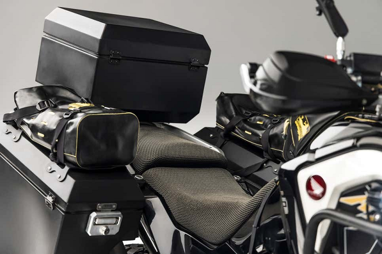 Là một chiếc Rally đỉnh cao, đương nhiên Africa Twin Overland cũng sẽ được nâng cấp yên nhằm mang đến sự êm ái và thoải mái cho người dùng trên những hành trình dài. Thay thế cho bộ yên nguyên bản là bộ yên độ của Kontour, gác chân cũng được nâng cấp lên loại lớn hơn, gương chiếu hậu có thể điều chỉnh nhiều góc độ.