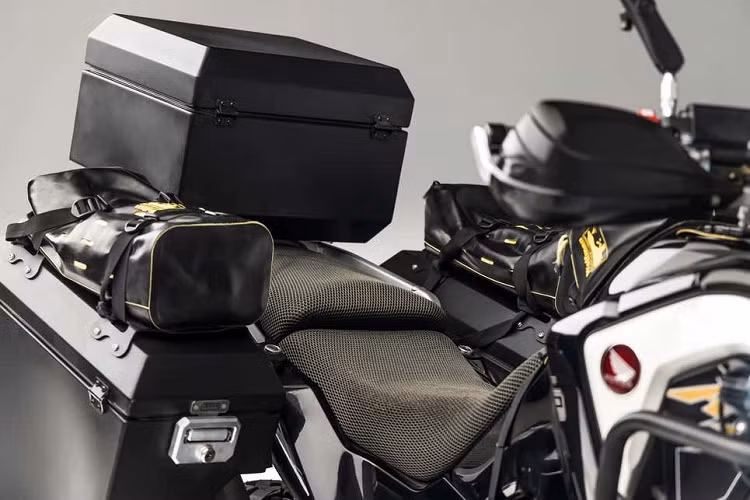 Là một chiếc Rally đỉnh cao, đương nhiên Africa Twin Overland cũng sẽ được nâng cấp yên nhằm mang đến sự êm ái và thoải mái cho người dùng trên những hành trình dài. Thay thế cho bộ yên nguyên bản là bộ yên độ của Kontour, gác chân cũng được nâng cấp lên loại lớn hơn, gương chiếu hậu có thể điều chỉnh nhiều góc độ.