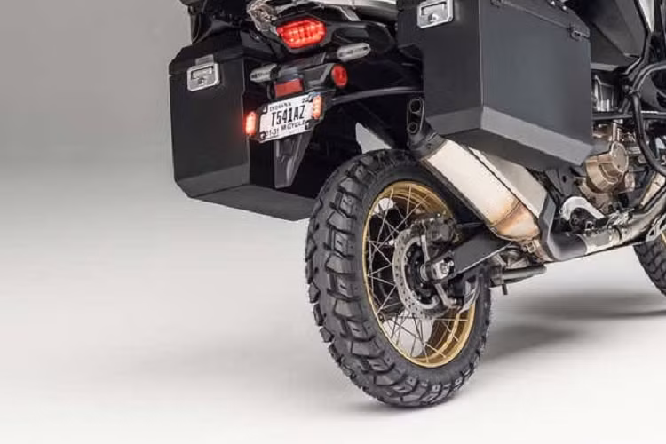 Ngoài ra, chiếc Honda Africa Twin Overland cũng sẽ có khả năng mang theo vật dụng cá nhân và phụ kiện sửa xe nhờ loạt tùy chọn thùng chứa đồ của Jesse hoặc túi chứa đồ của Wolfman. Không những thế, chiếc Africa Twin Overland còn được tăng khả năng chiếu sáng nhờ bộ đèn trợ sáng hiệu năng cao, hệ thống định vị vệ tinh và hệ thống liên lạc của Garmin, và cuối cùng là tời điện của Superwinch để giúp người lái dễ dàng đưa xe ra khỏi các tình huống "khó đỡ".