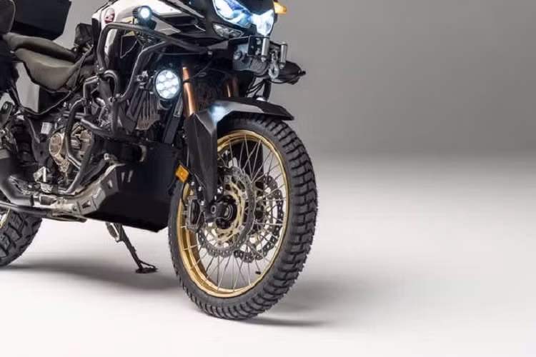 Theo đó, mẫu xe mới mà Honda vừa công bố có tên gọi là Honda Africa Twin Overland, sản phẩm hợp tác giữa hãng xe Nhật Bản và Overland Expo nhằm tạo ra một chiếc xe có khả năng chinh phục mọi loại đường và địa hình ở bất kỳ đâu. Nói cách khác, chiếc Honda Africa Twin 1100 địa hình sau khi được bổ sung hàng loạt trang bị hàng hiệu đã trở thành một chiếc xe Rally 2 bánh thực thụ, thậm chí còn có khả năng thi đấu ở giải đua Dakar.