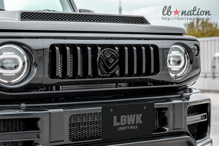 Toàn bộ xe được phủ trong màu đen, logo Liberty Walk sơn tối màu thay thế cho logo Suzuki ở giữa. Nắp ca-pô có thêm hốc gió tương tự mẫu xe địa hình Đức.