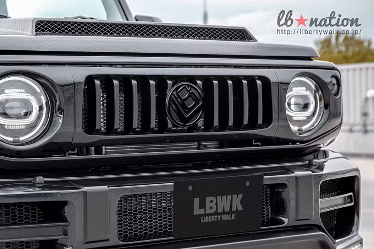 Toàn bộ xe được phủ trong màu đen, logo Liberty Walk sơn tối màu thay thế cho logo Suzuki ở giữa. Nắp ca-pô có thêm hốc gió tương tự mẫu xe địa hình Đức.