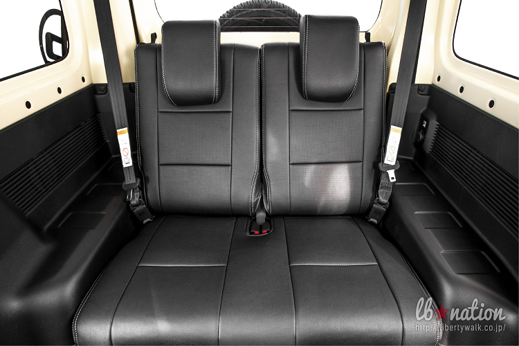 Cuối cùng, Liberty Walk can thiệp đôi chút ở nội thất của Jimny, chủ yếu phủ màu đen cho tổng thể.