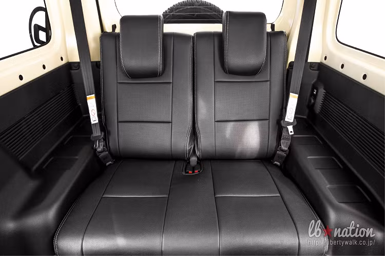 Cuối cùng, Liberty Walk can thiệp đôi chút ở nội thất của Jimny, chủ yếu phủ màu đen cho tổng thể.