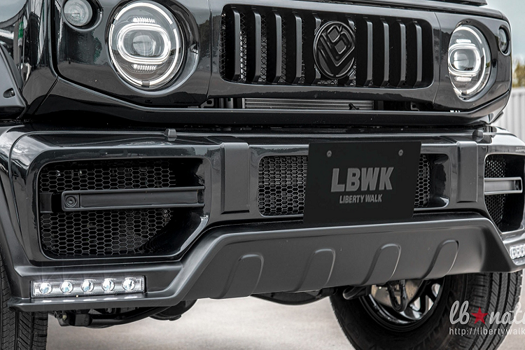 Liberty Walk bổ sung cho Jimny các chi tiết đặc trưng của G-Class như đèn chiếu sáng hình tròn, lưới tản nhiệt nan dọc, cản trước hầm hố tích hợp dải đèn LED daylight.