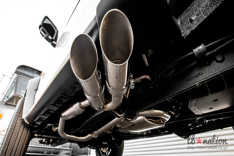 Nhìn từ 2 bên, Jimny có hốc bánh được làm to và hầm hố hơn, đi kèm bộ mâm sơn đen. Cụm ống xả đặt ở bên hông cũng là chi tiết giống với G-Class.