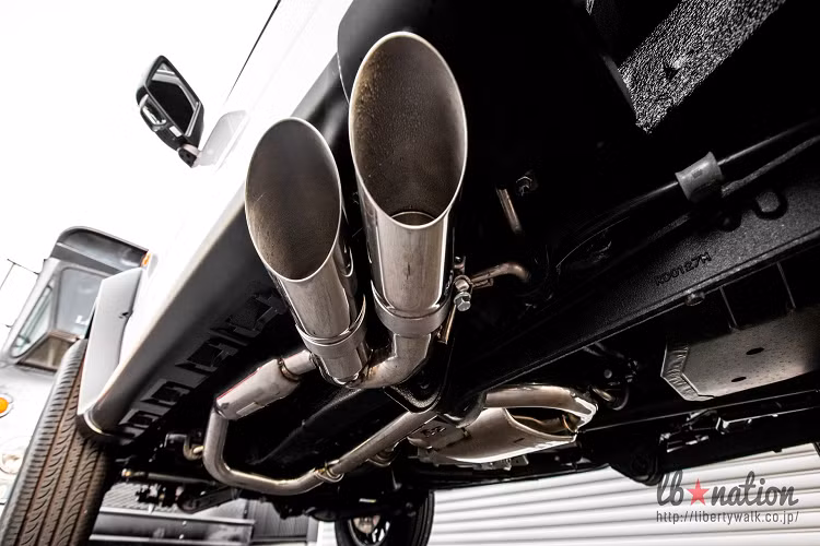 Nhìn từ 2 bên, Jimny có hốc bánh được làm to và hầm hố hơn, đi kèm bộ mâm sơn đen. Cụm ống xả đặt ở bên hông cũng là chi tiết giống với G-Class.