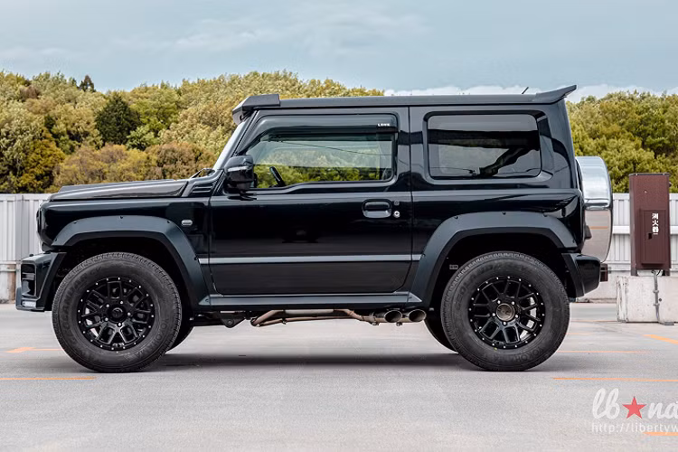 Tận dụng yếu tố này, nhiều hãng độ đã phát triển các gói nâng cấp giúp mẫu xe SUV Suzuki Jimny giống G-Class hơn và Liberty Walk là một trong số đó. Nổi tiếng bởi những bản độ thân rộng cho siêu xe, Liberty Walk không mất quá nhiều công sức để giúp Jimny trở nên hầm hố hơn.