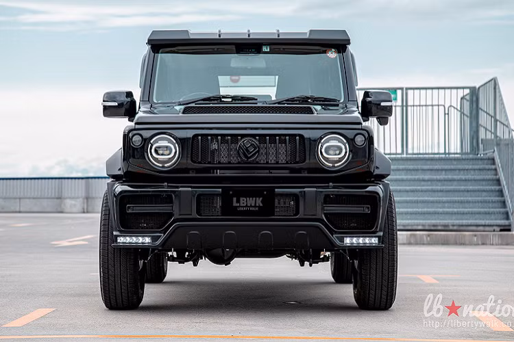 Liberty Walk cũng trang bị cho chiếc Jimny mui xe với đường gờ lớn, gợi nhớ đến Mercedes-AMG G 63.