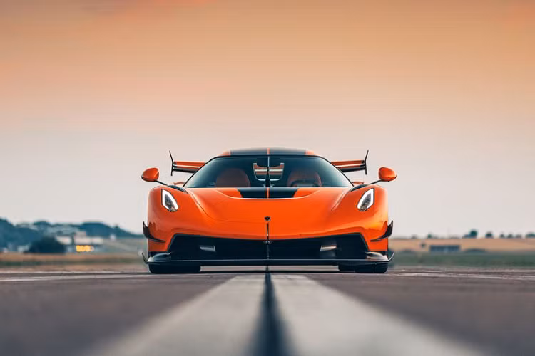 Giá xe Koenigsegg Jesko tại Mỹ dao động từ 2,8 tới 3 triệu USD trước thuế (khoảng 69 tỷ đồng) và giá của Jesko Absolut thì ở khoảng 3,7 triệu USD (khoảng 85 triệu đồng). Đắt đỏ là vậy nhưng tất cả Jesko đều đã được bán hàng, chỉ chờ sản xuất xong để bàn giao cho khách hàng.