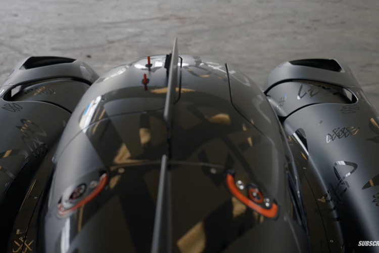 Cụ thể, McMurtry sử dụng công nghệ tương tự như xe đua Chaparral 2J. Đối với những ai chưa biết, 2J là một chiếc xe mang tính cách mạng khi sử dụng quạt để hút xe xuống đất theo đúng nghĩa đen. Nó hiệu quả đến mức chiếc xe có thể tạo ra lực ép xuống rất lớn ngay ở tốc độ 0 km/h.