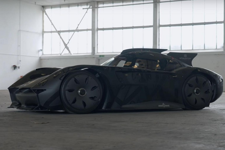 Đầu tiên, hãy nói về kích thước của McMurtry Speirling hoàn toàn mới này. Nó rất rất nhỏ - trên thực tế, nó vừa nhỏ hơn vừa ngắn hơn một chiếc xe Caterham. Điều đó cho phép nó cắt xuyên không khí và giảm lực cản đối với công suất và phạm vi hoạt động.