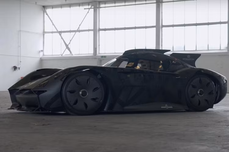 Đầu tiên, hãy nói về kích thước của McMurtry Speirling hoàn toàn mới này. Nó rất rất nhỏ - trên thực tế, nó vừa nhỏ hơn vừa ngắn hơn một chiếc xe Caterham. Điều đó cho phép nó cắt xuyên không khí và giảm lực cản đối với công suất và phạm vi hoạt động.