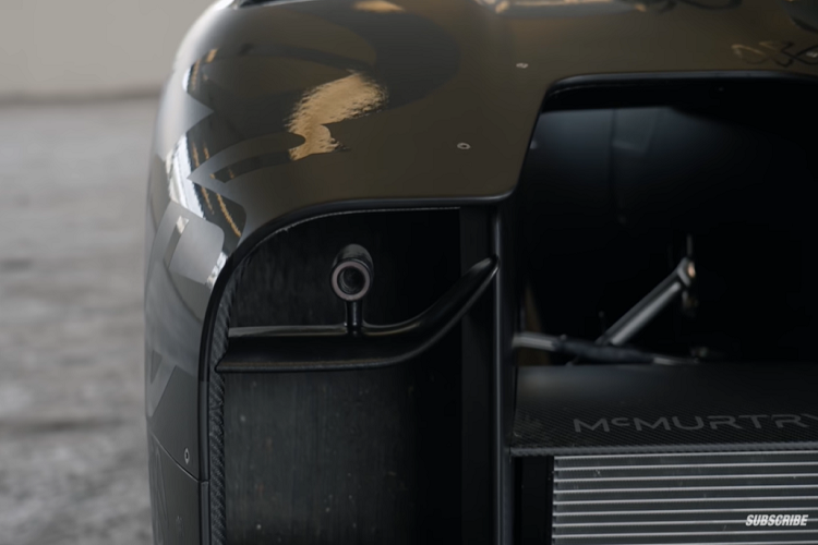 Hơn nữa, đó cũng là cách nó có thể tăng tốc nhanh như vậy mặc dù phải kiểm soát công suất 1.000 mã lực được truyền qua hai lốp sau có chiều rộng bề mặt 240 mm.