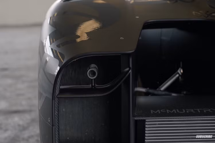 Hơn nữa, đó cũng là cách nó có thể tăng tốc nhanh như vậy mặc dù phải kiểm soát công suất 1.000 mã lực được truyền qua hai lốp sau có chiều rộng bề mặt 240 mm.