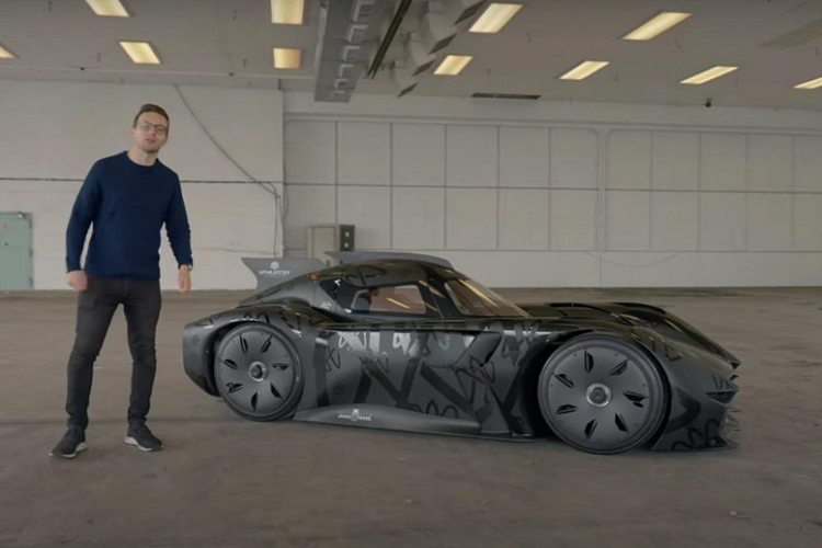 Được giới thiệu trước công chúng lần đầu vào tháng 7 năm nay, McMurtry Speirling chạy điện là một trong những mẫu xe có hướng tiếp cận hết sức khác lạ. Nói đơn giản là không có nhà sản xuất xe điện nào đang làm những gì McMurtry đang làm. Để giúp mọi người hiểu rõ hơn về mẫu xe đặc biệt này, tạp chí “Top Gear” đã thực hiện một video khám phá kỹ lưỡng.