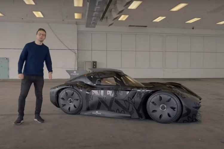 Được giới thiệu trước công chúng lần đầu vào tháng 7 năm nay, McMurtry Speirling chạy điện là một trong những mẫu xe có hướng tiếp cận hết sức khác lạ. Nói đơn giản là không có nhà sản xuất xe điện nào đang làm những gì McMurtry đang làm. Để giúp mọi người hiểu rõ hơn về mẫu xe đặc biệt này, tạp chí “Top Gear” đã thực hiện một video khám phá kỹ lưỡng.