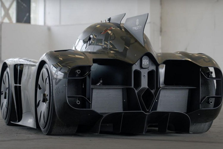 Tất nhiên, vì là một chiếc xe điện thuần túy, nó có trọng lượng nặng hơn một chiếc Caterham. Đồng thời, nó cũng có công suất mạnh mẽ hơn hẳn. Kết hợp công suất từ mỗi mô tơ điện phía sau, McMurtry Speirling tạo ra công suất 1.000 mã lực và trọng lượng dưới 1.000 kg.